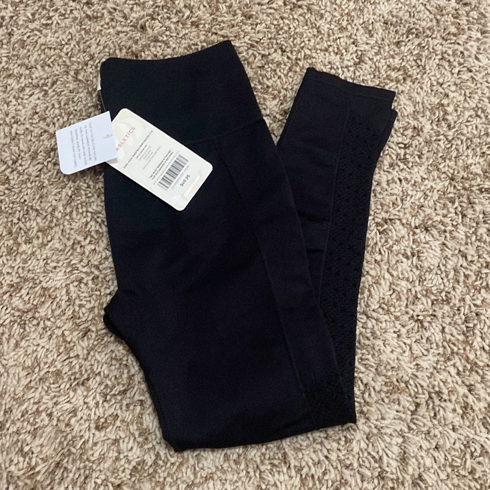 NWT fabletics Sync high-wasted perforated 7/8 leggings size small